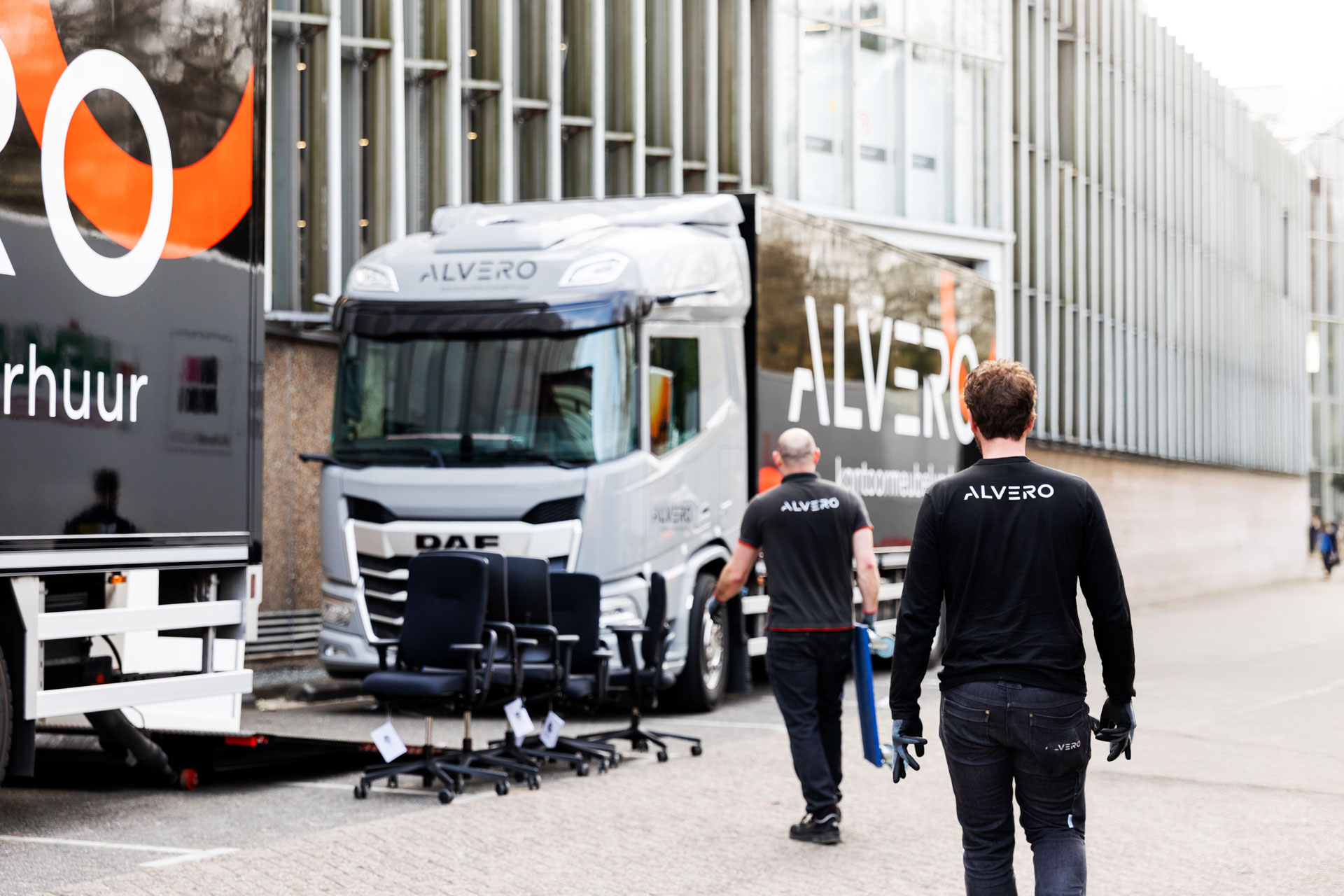 Alvero vrachtwagens die klaar staan om al het meubilair te lossen.