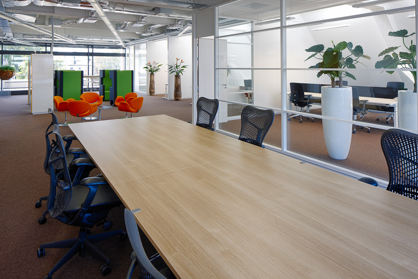 ‘Downtown Tilburg’ souhaitait offrir un environnement de bureau inspirant, aménagé avec du mobilier de haute qualité.
