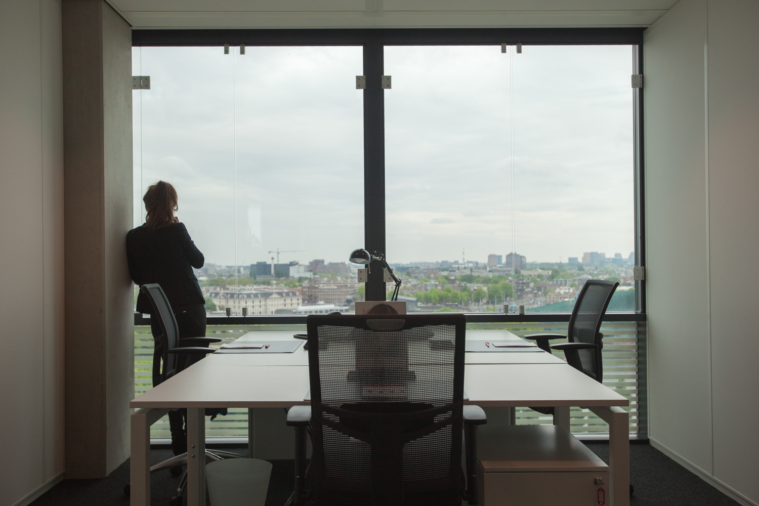 Un espace de bureau avec des meubles d'Alvero, commercialisé par ‘The Office Operators’. 