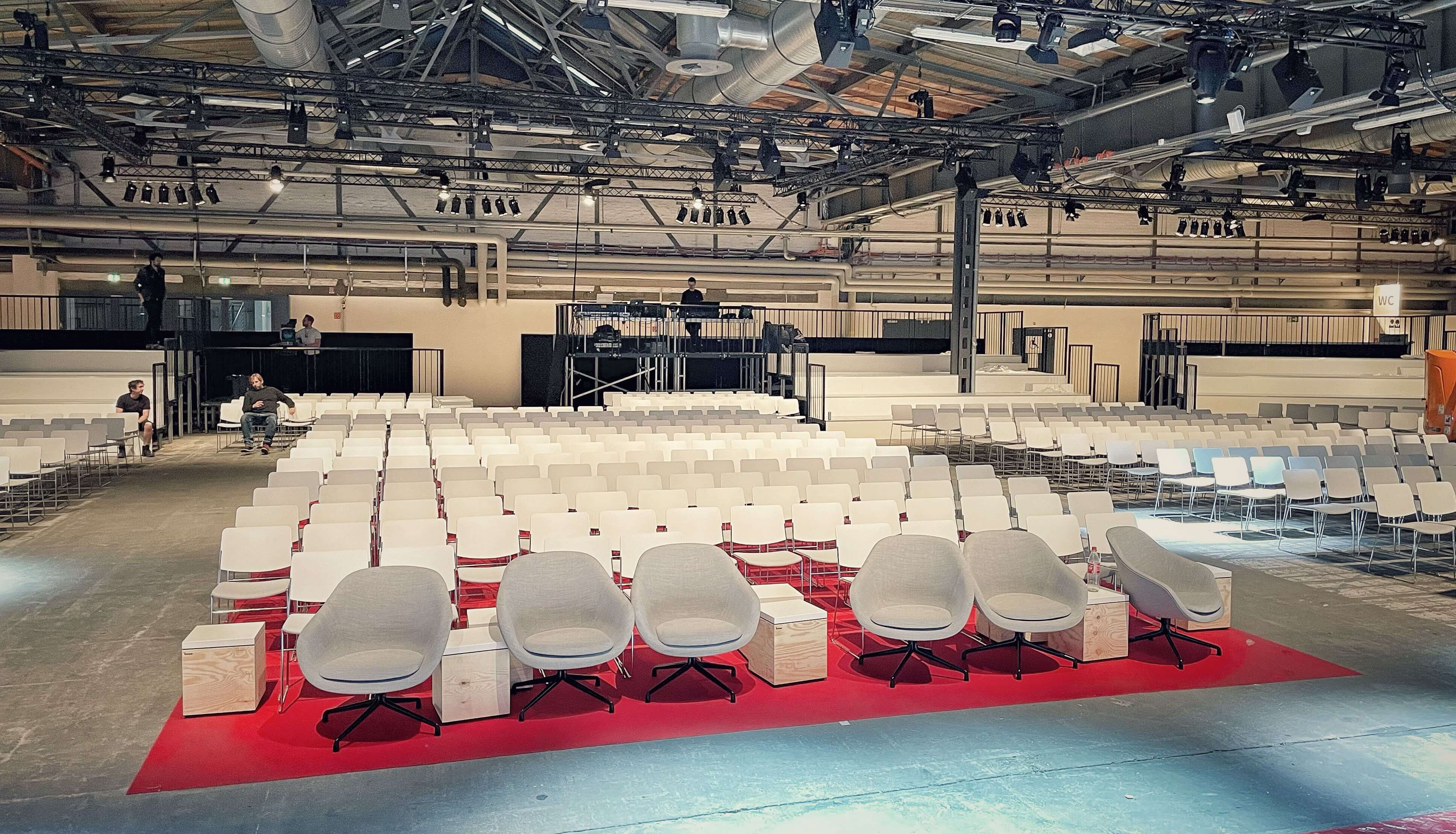 De nombreux fauteuils Curvy blancs ont équipé les espaces conférences.