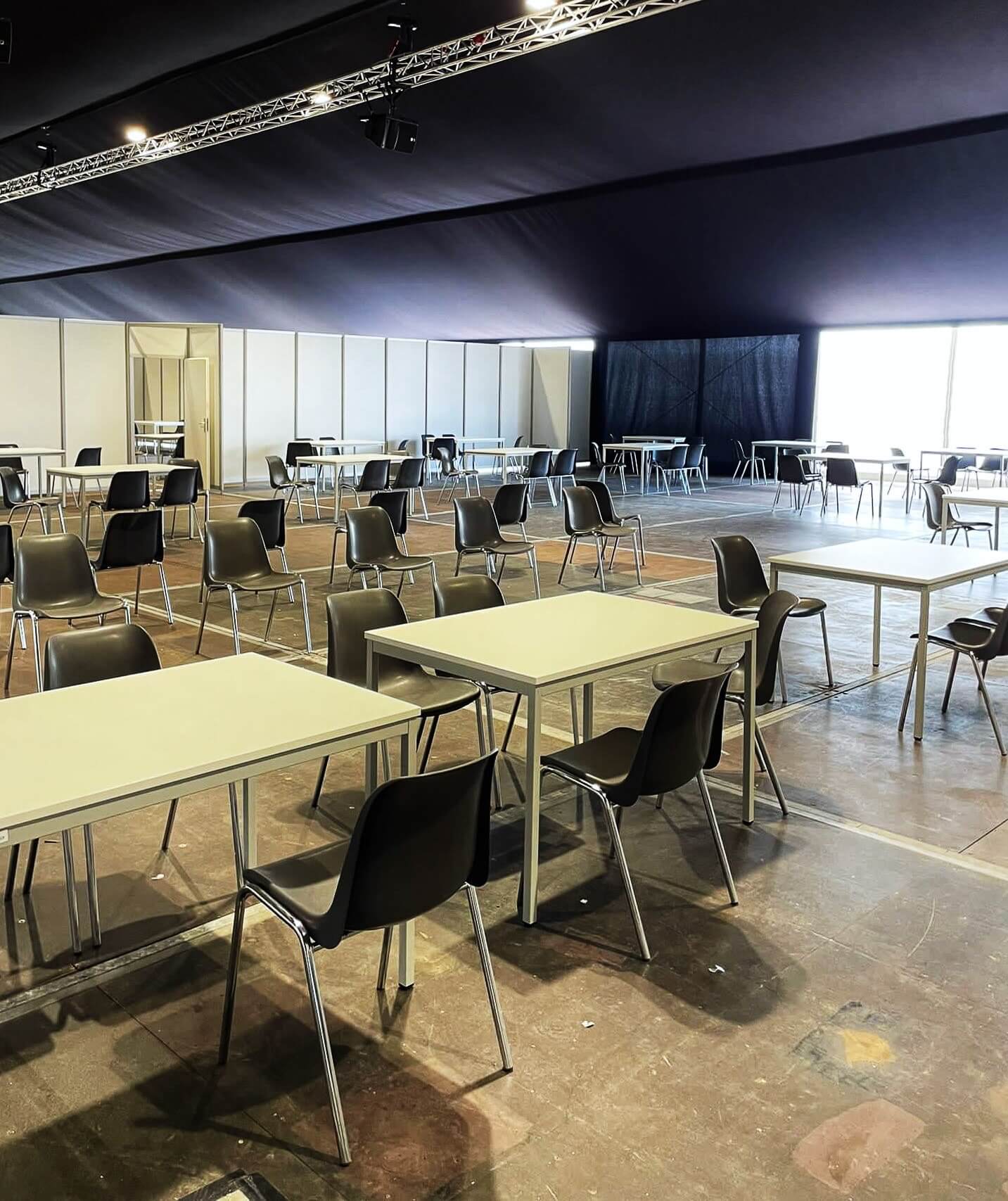 Des salles de repos pour les athlètes et leurs entraîneurs.