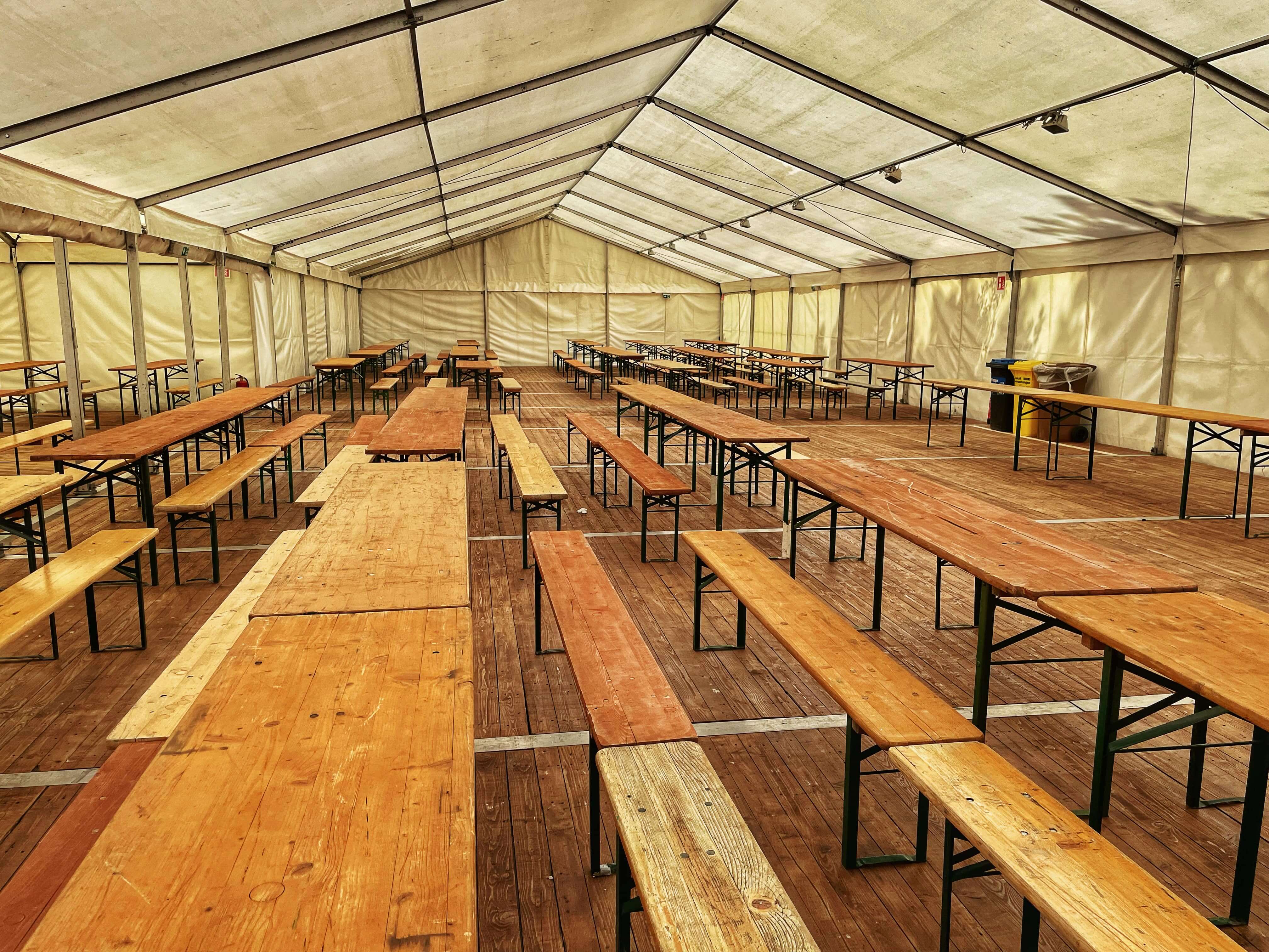 Des tentes spéciales remplies de centaines de tables en bois et de bancs assortis. 