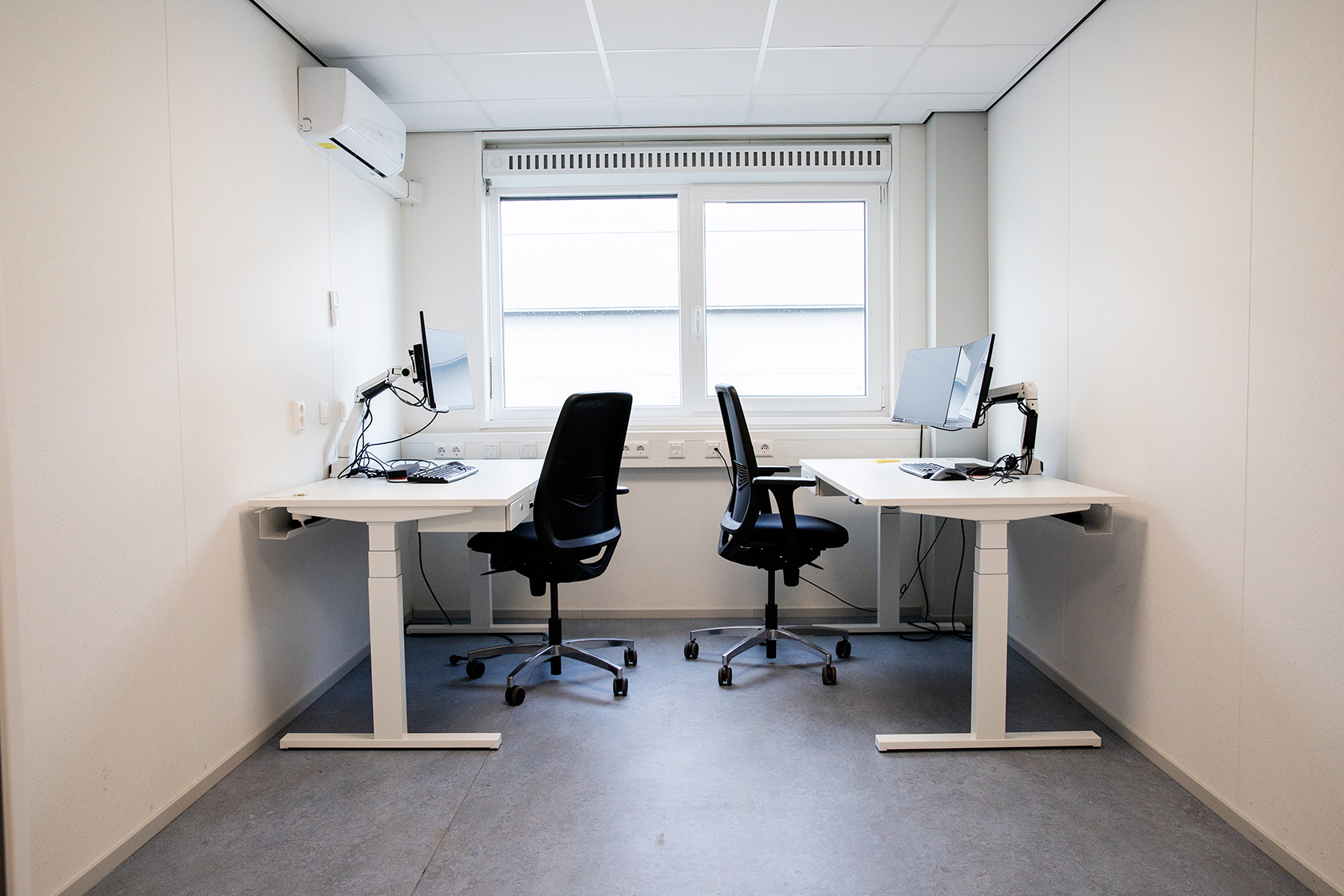 Bureaux électriques assis-debout et chaises de bureau ergonomiques dans l'une des nombreuses unités de Neste.