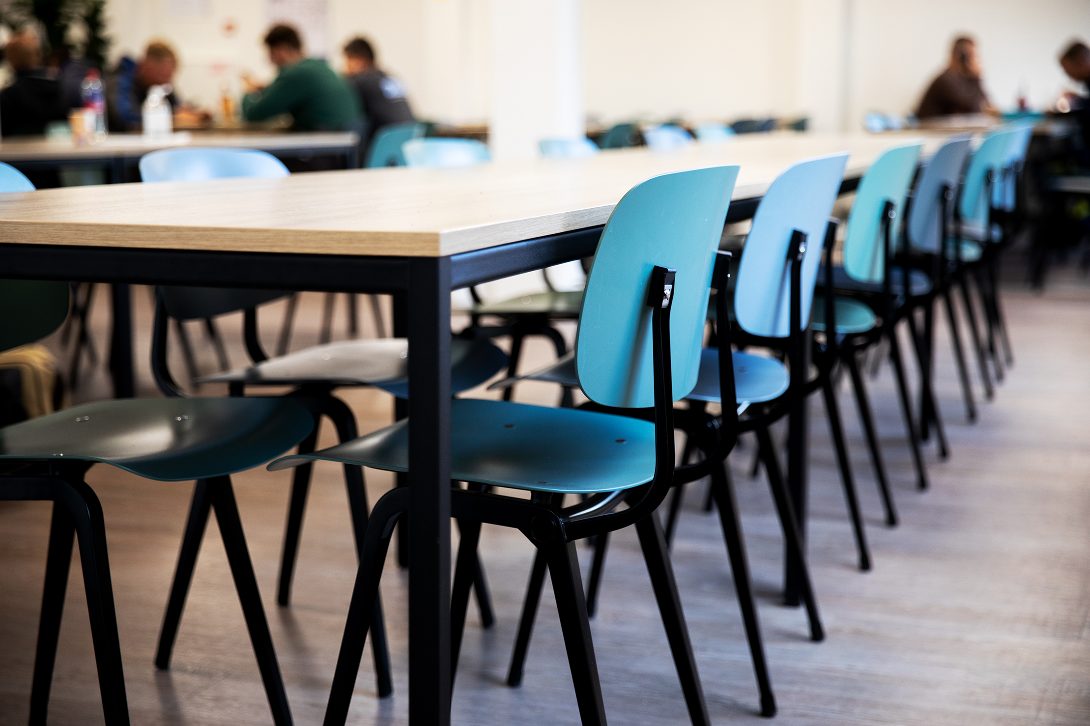 Chaises colorées dans la cantine de Neste.