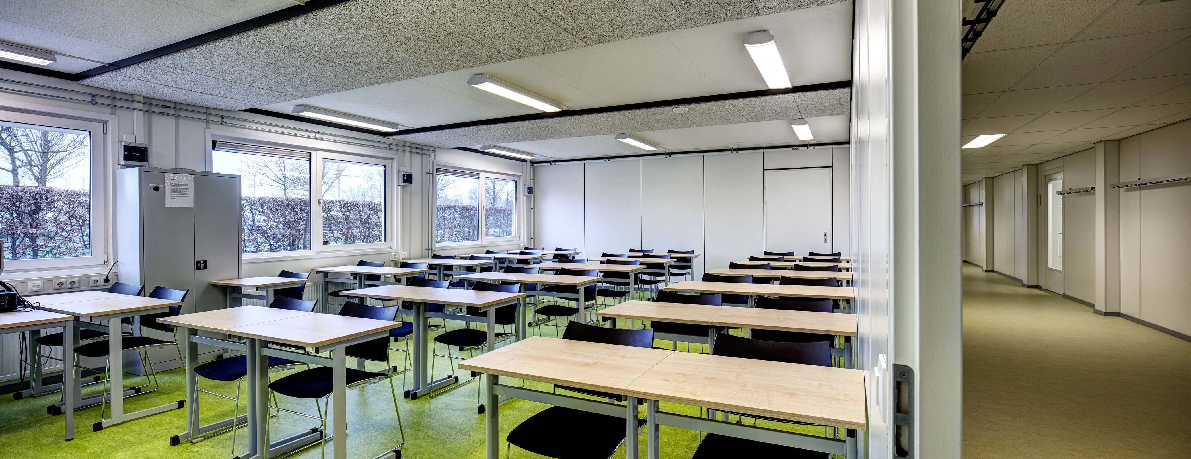 En fin de compte, le mobilier d'Alvero est resté dans les salles de classe temporaires pendant un an et six mois.
